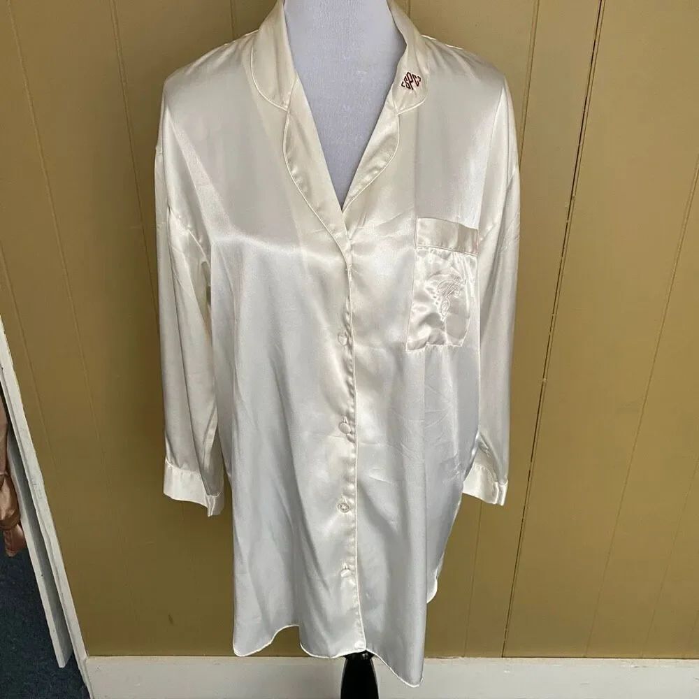 Victoria’s Secret women M button down longsleeve satin sleep shirt white